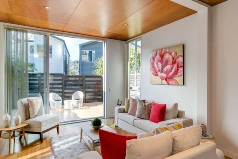 Photo of property in 2/3 Severn Street, Island Bay, Wellington, 6023