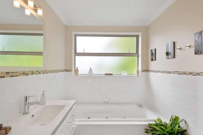 Photo of property in 6a Gleneagles Terrace, Ilam, Christchurch, 8053