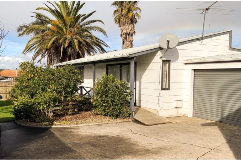 Photo of property in 7b Edgewater Parade, Waiuku, 2123