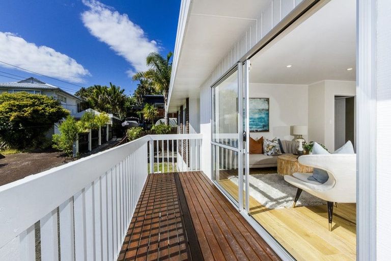 Photo of property in 1/24 Sandown Road, Rothesay Bay, Auckland, 0630