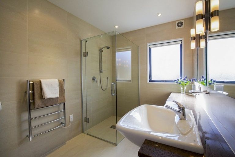 Photo of property in 5 Milward Place, Kelvin Heights, Queenstown, 9300