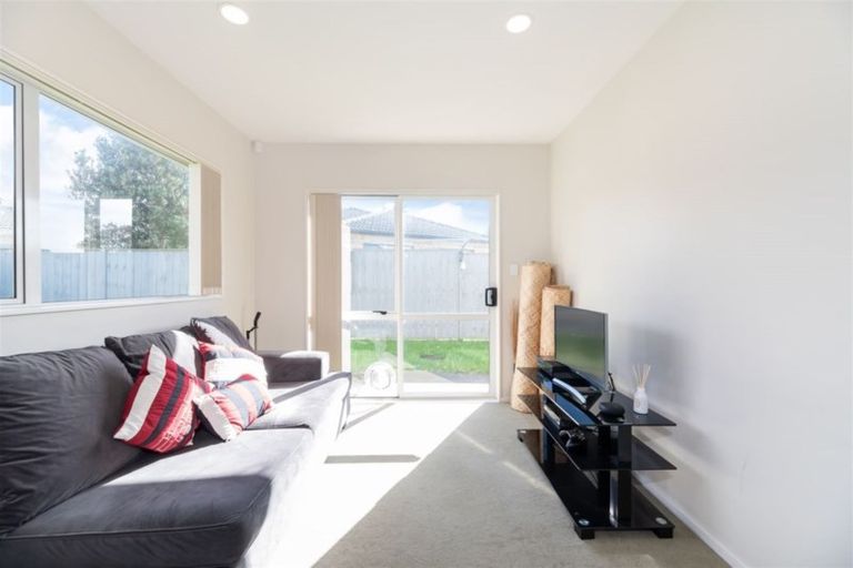 Photo of property in 8 Riverglade Parkway, Te Atatu South, Auckland, 0610