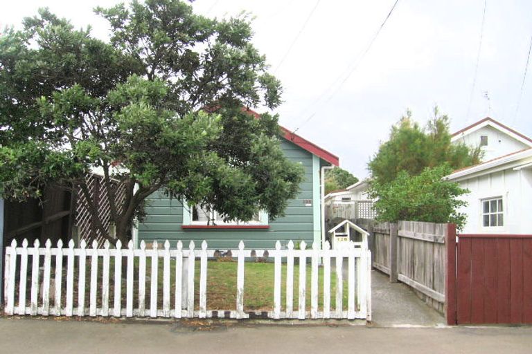 Photo of property in 128 Apu Crescent, Lyall Bay, Wellington, 6022
