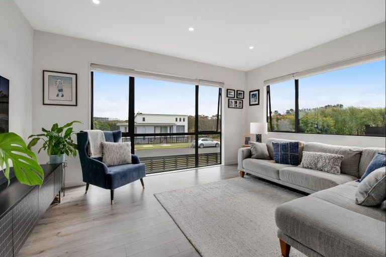 Photo of property in 22 Takurua Terrace, Orewa, 0931