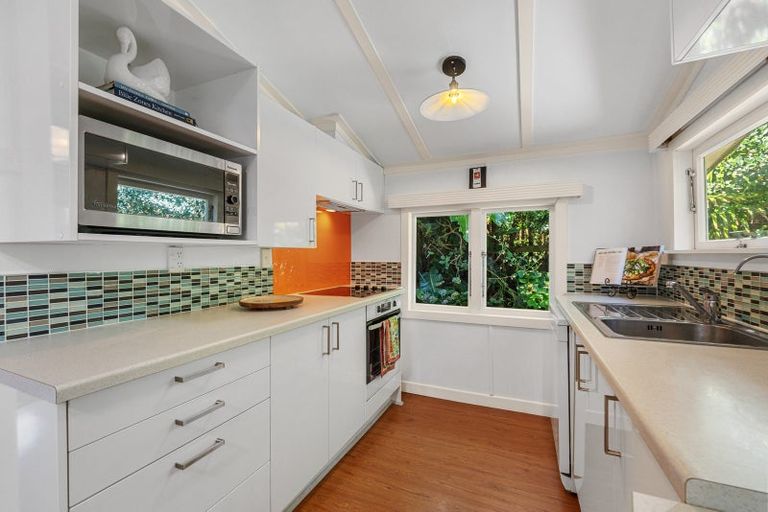 Photo of property in 31 Tane Road, Laingholm, Auckland, 0604