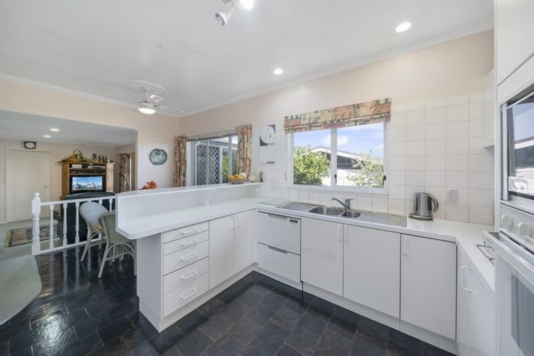 Photo of property in 2 Frimley Terrace, Waikanae Beach, Waikanae, 5036