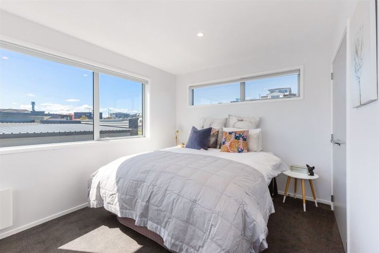 Photo of property in 78 Queen Charlotte Drive, Aotea, Porirua, 5024