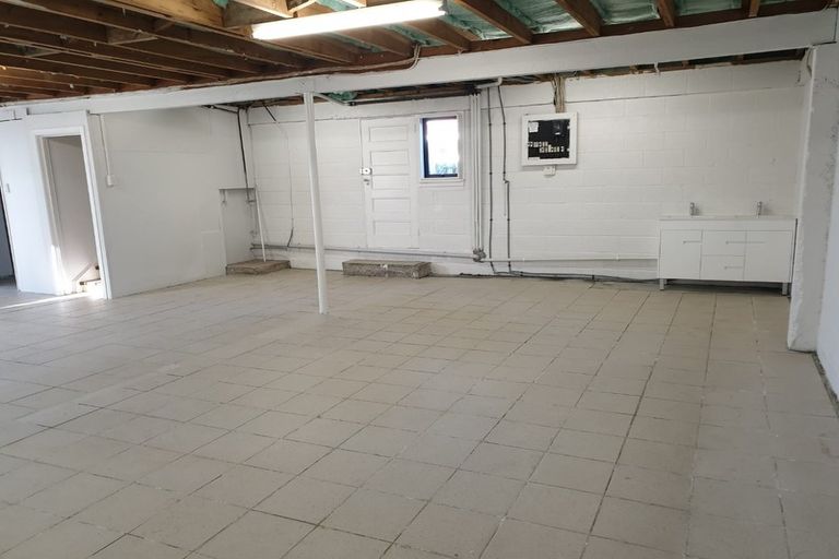 Photo of property in 11 College Road, Northcote, Auckland, 0627