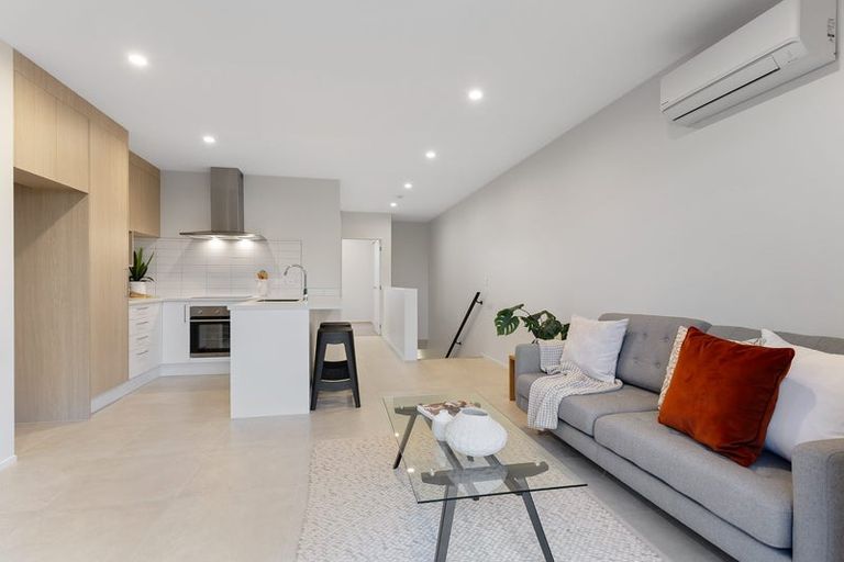 Photo of property in 2 Tara Lane, Manurewa, 2102