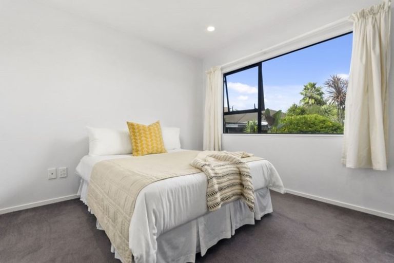 Photo of property in 18 Javelin Place, West Harbour, Auckland, 0618