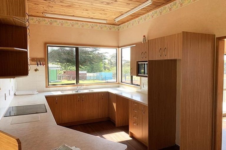 Photo of property in 15 Te Henga Road, Waitakere, Henderson, 0781