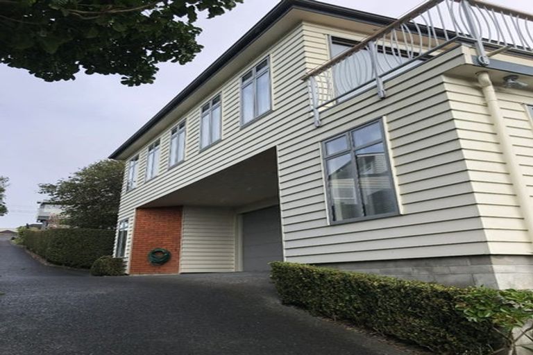 Photo of property in 118 Bleakhouse Road, Mellons Bay, Auckland, 2014