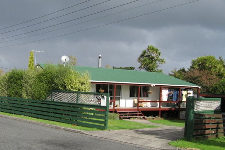 Photo of property in 1 Imelda Road, Te Atatu Peninsula, Auckland, 0610