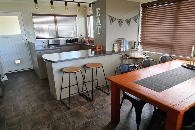 Photo of property in 35 Rhodes Drive, Kelvin Grove, Palmerston North, 4414