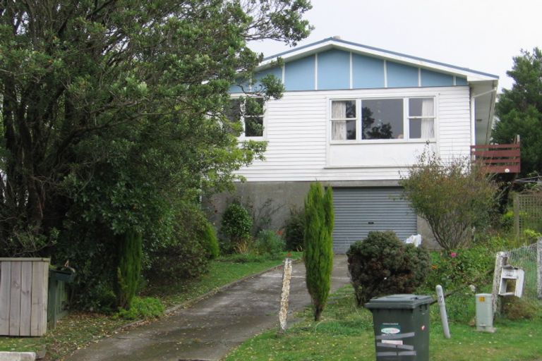 Photo of property in 63 Batchelor Street, Newlands, Wellington, 6037