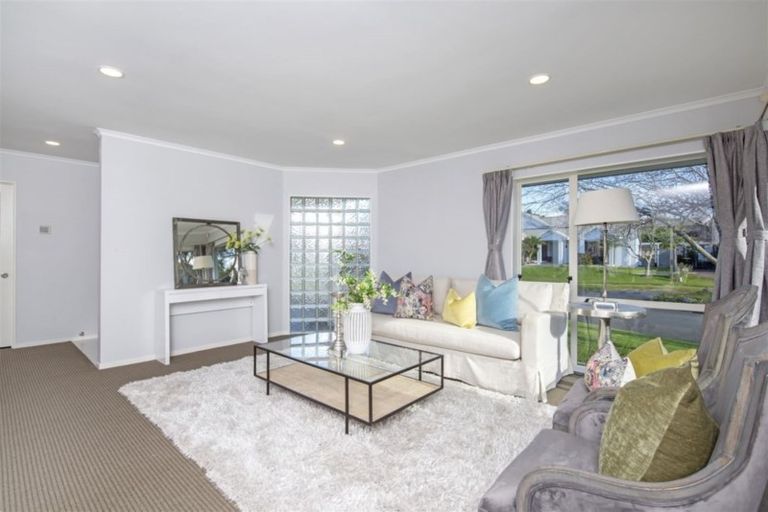 Photo of property in 9 Camerton Close, Northpark, Auckland, 2013