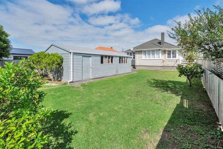 Photo of property in 59 Kelman Road, Kelston, Auckland, 0602