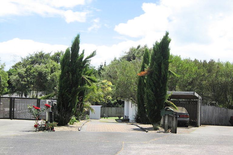 Photo of property in 8 Gardone Terrace, Conifer Grove, Takanini, 2112