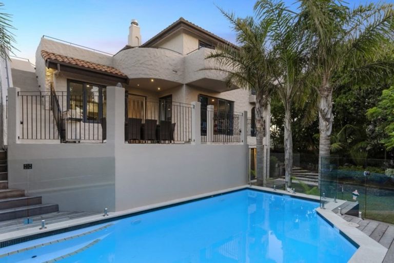 Photo of property in 1/60 Milford Road, Milford, Auckland, 0620