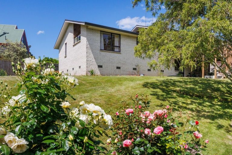 Photo of property in 9 Hillgrove Place, Fitzherbert, Palmerston North, 4410