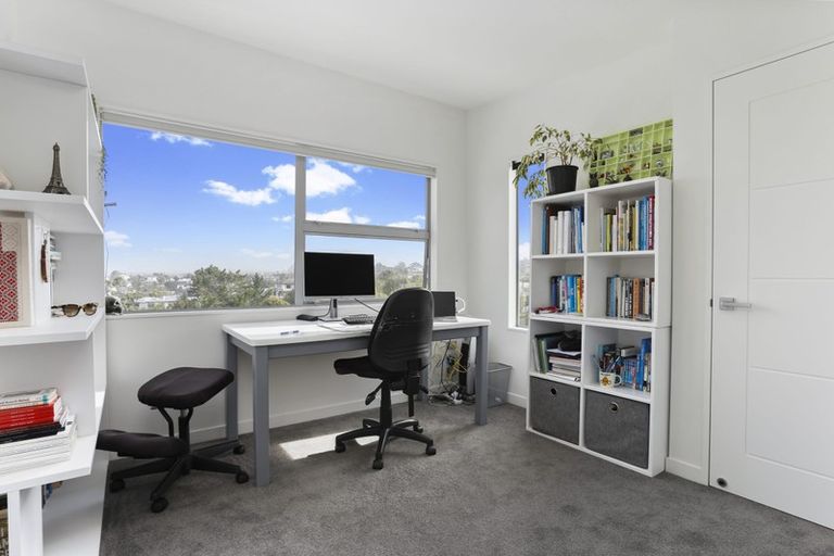Photo of property in 32a Parr Terrace, Castor Bay, Auckland, 0620