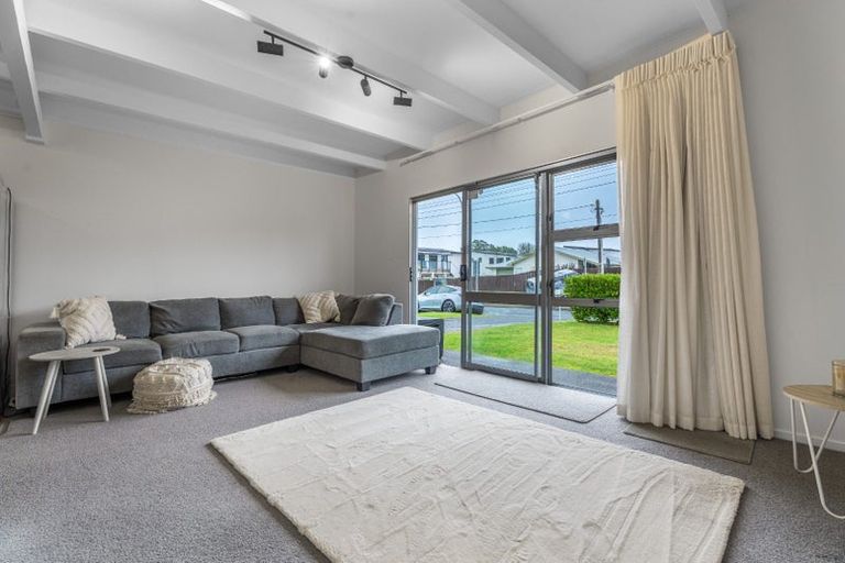 Photo of property in 1/2 Edwards Avenue, Henderson, Auckland, 0610
