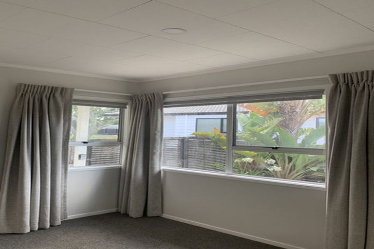 Photo of property in 50 Redlands Grove, Swanson, Auckland, 0612