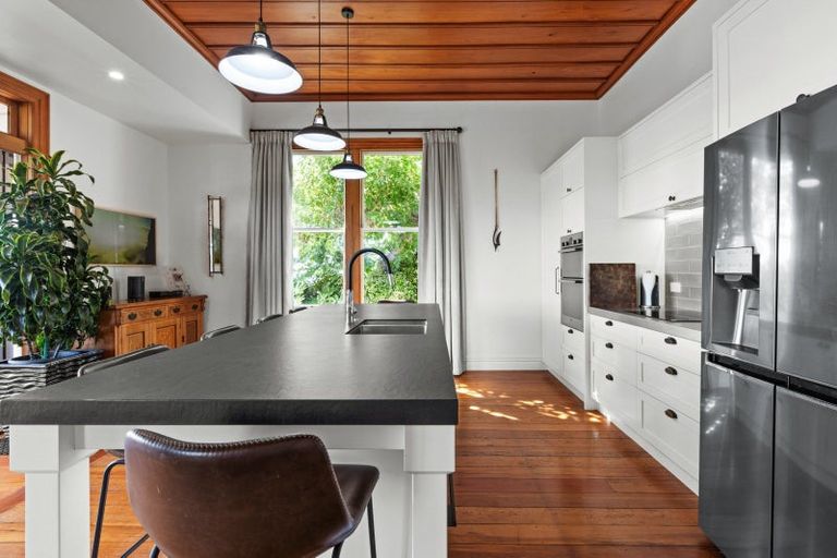 Photo of property in 1 Roslyn Road, Bluff Hill, Napier, 4110