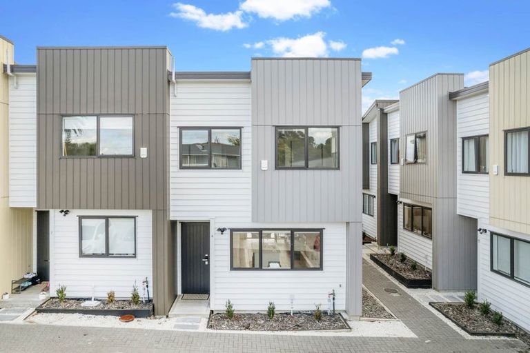 Photo of property in 8/25 Vodanovich Road, Te Atatu South, Auckland, 0610