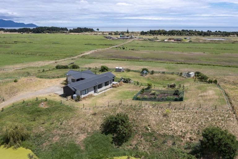 Photo of property in 161 Harakeke Road, Te Horo, Otaki, 5581