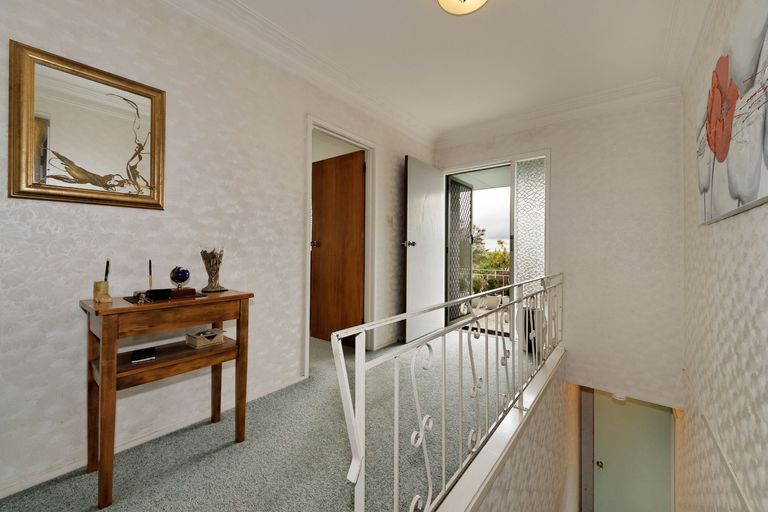 Photo of property in 2 Hilling Street, Titirangi, Auckland, 0604