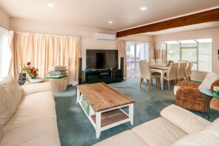 Photo of property in 1/81 Carlisle Road, Torbay, Auckland, 0632