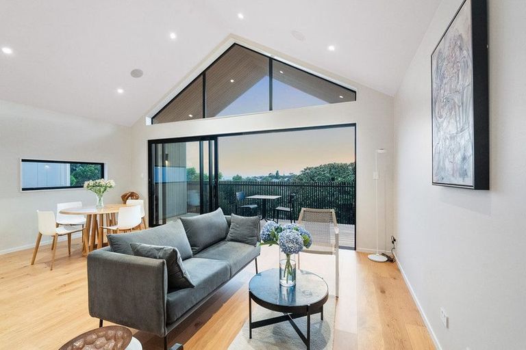 Photo of property in 15c Kiri Place, Mairangi Bay, Auckland, 0630