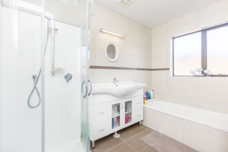 Photo of property in 29 King Charles Drive, Kingsley Heights, Upper Hutt, 5018