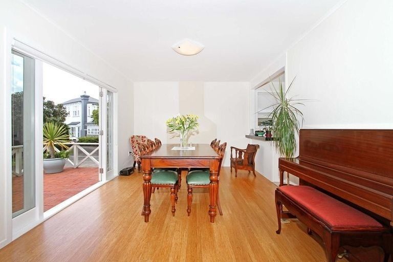 Photo of property in 126 Hinemoa Street, Birkenhead, Auckland, 0626