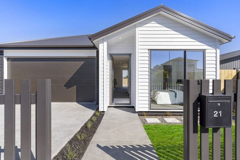 Photo of property in 21 Korowhiti Road, Clarks Beach, 2122