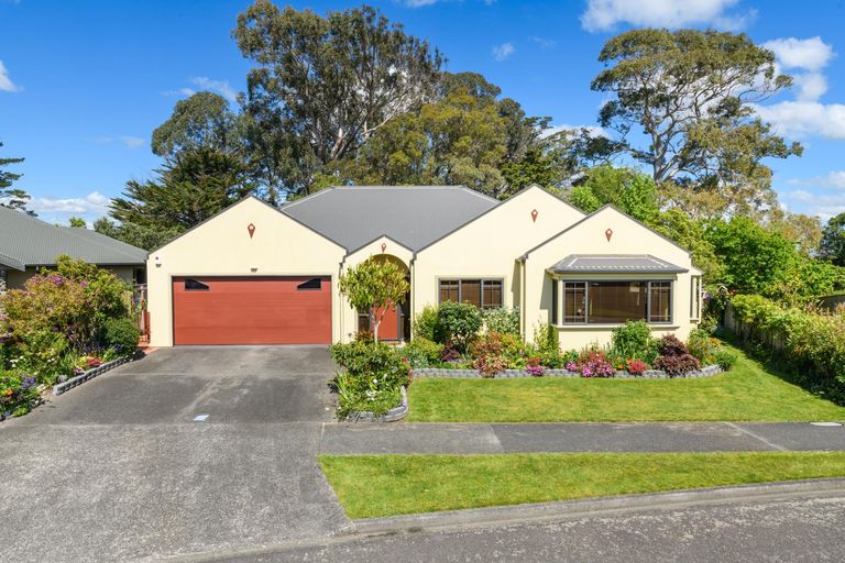 Photo of property in 11 La Lena Grove, Fitzherbert, Palmerston North, 4410
