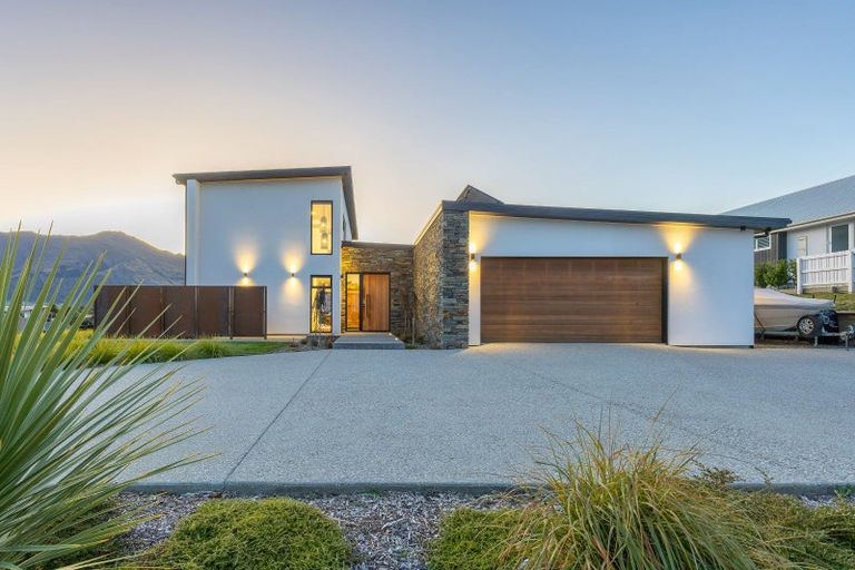 Photo of property in 2 Kotare Drive, Wanaka, 9305