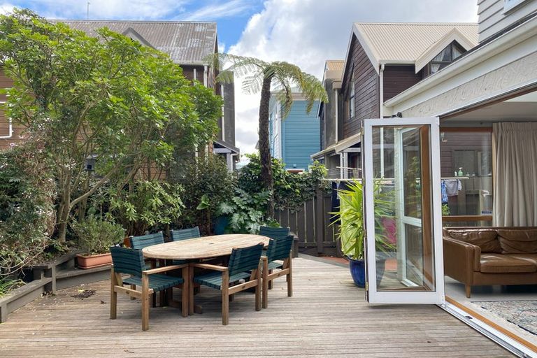 Photo of property in 100 Pirie Street, Mount Victoria, Wellington, 6011