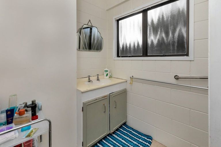 Photo of property in 1 Karoro Road, One Tree Point, 0118