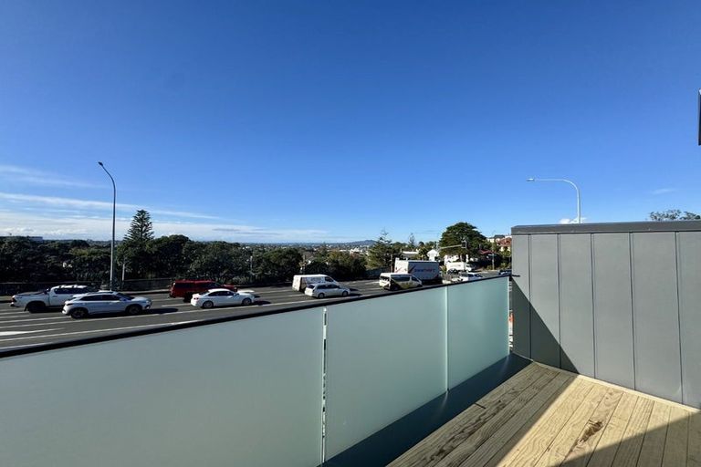 Photo of property in 4/506 Glenfield Road, Bayview, Auckland, 0629