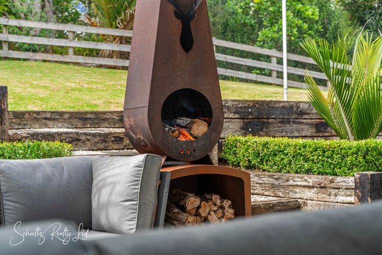 Photo of property in 16 Whaka Street, Maungaturoto, 0520