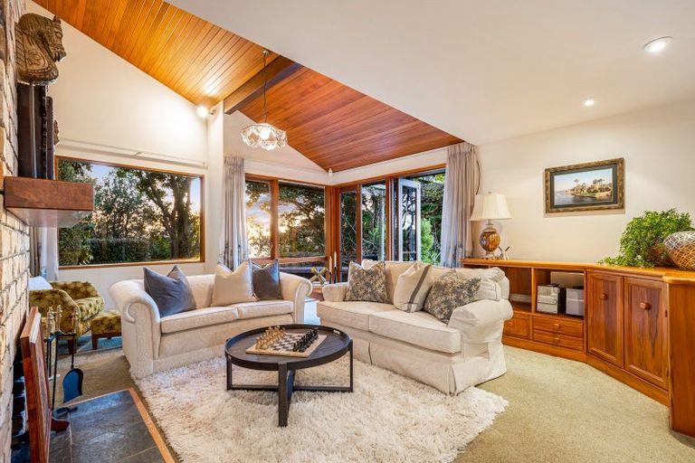 Photo of property in 28 The Crescent, Tindalls Beach, Whangaparaoa, 0930