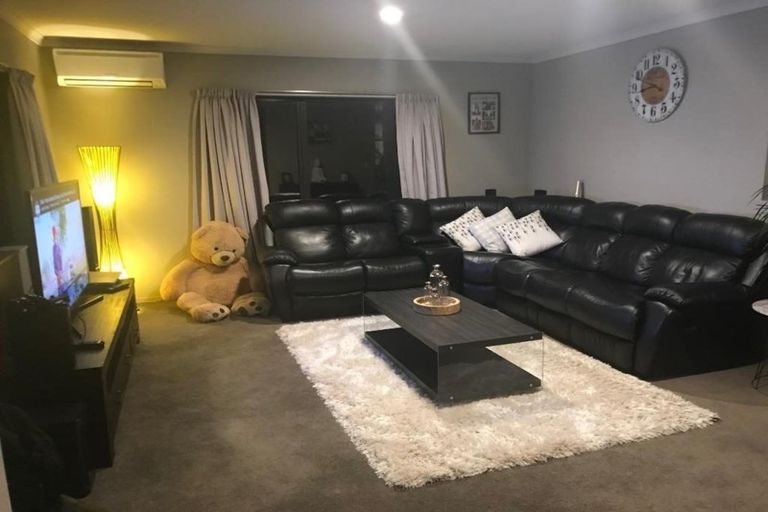 Photo of property in 22 Percy Kinsman Crescent, Riverstone Terraces, Upper Hutt, 5018