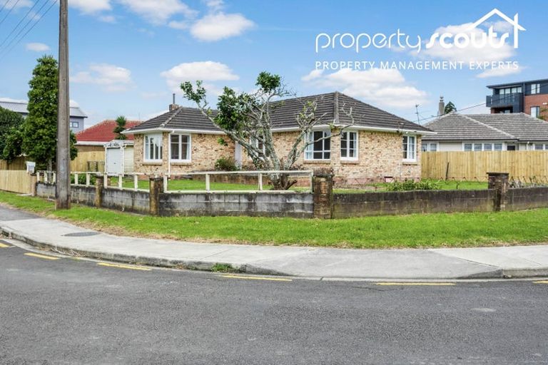 Photo of property in 16 Serjeant Street, Henderson, Auckland, 0612
