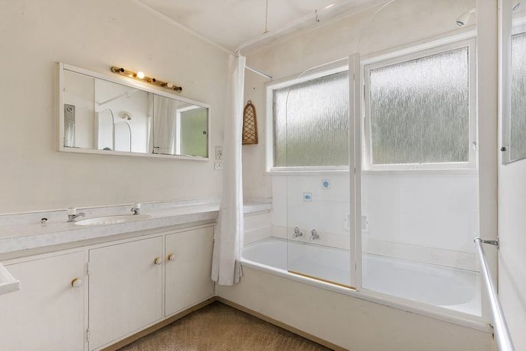 Photo of property in 35 Meadway, Sunnyhills, Auckland, 2010