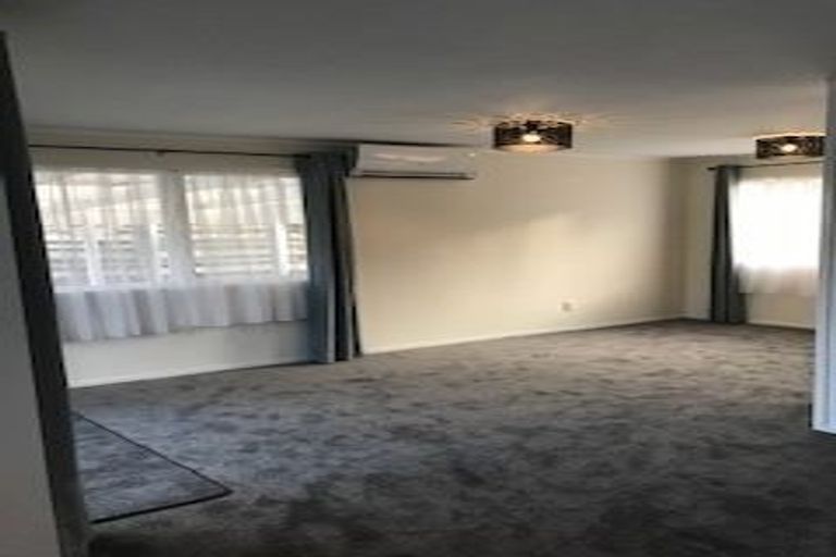 Photo of property in 33 Helleur Road, Massey, Auckland, 0614