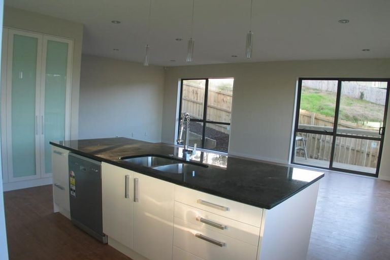 Photo of property in 14 Namsan Close, Fairview Heights, Auckland, 0632