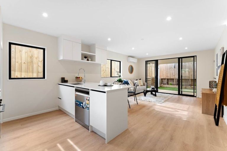 Photo of property in 3/10 Orchid Place, Te Atatu South, Auckland, 0610