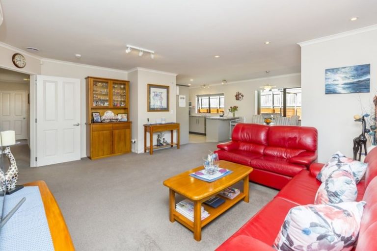 Photo of property in 5 Beaufort Close, Kingsley Heights, Upper Hutt, 5018